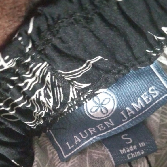 Lauren James Ladies Pineapple Printed Shorts w/Pockets - Picture 2 of 2